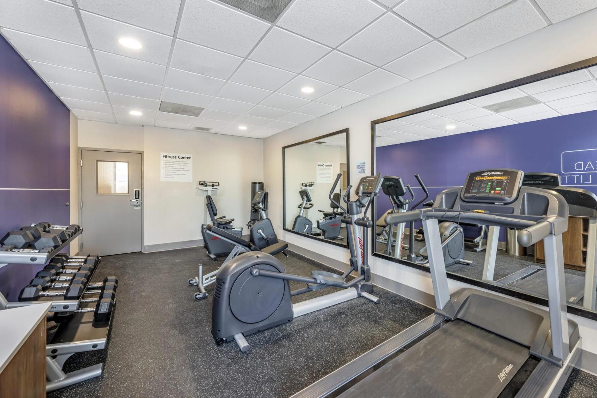 Holiday Inn Express Crestwood By Ihg Exterior foto