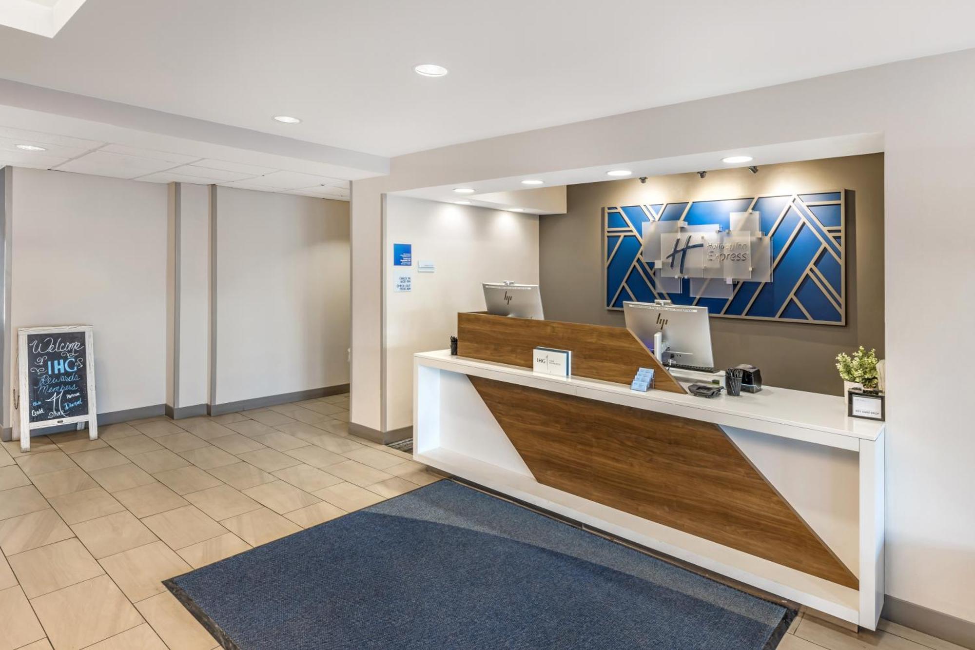 Holiday Inn Express Crestwood By Ihg Exterior foto